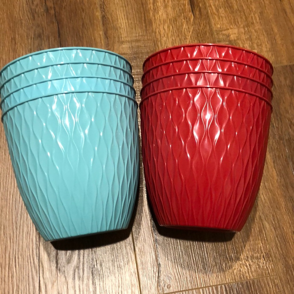 Plastic Pots lot of 8 (4 blue; 4 red)